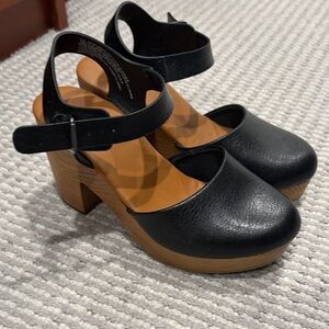 Universal Thread Black Leather Platform Sandals